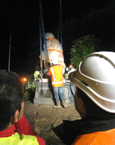 la statue est soulev&eacute;e