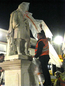 le maire d&eacute;voile la statue