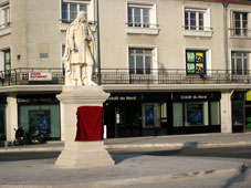 la statue avec la plaque cachée