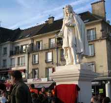 la foule entoure la statue
